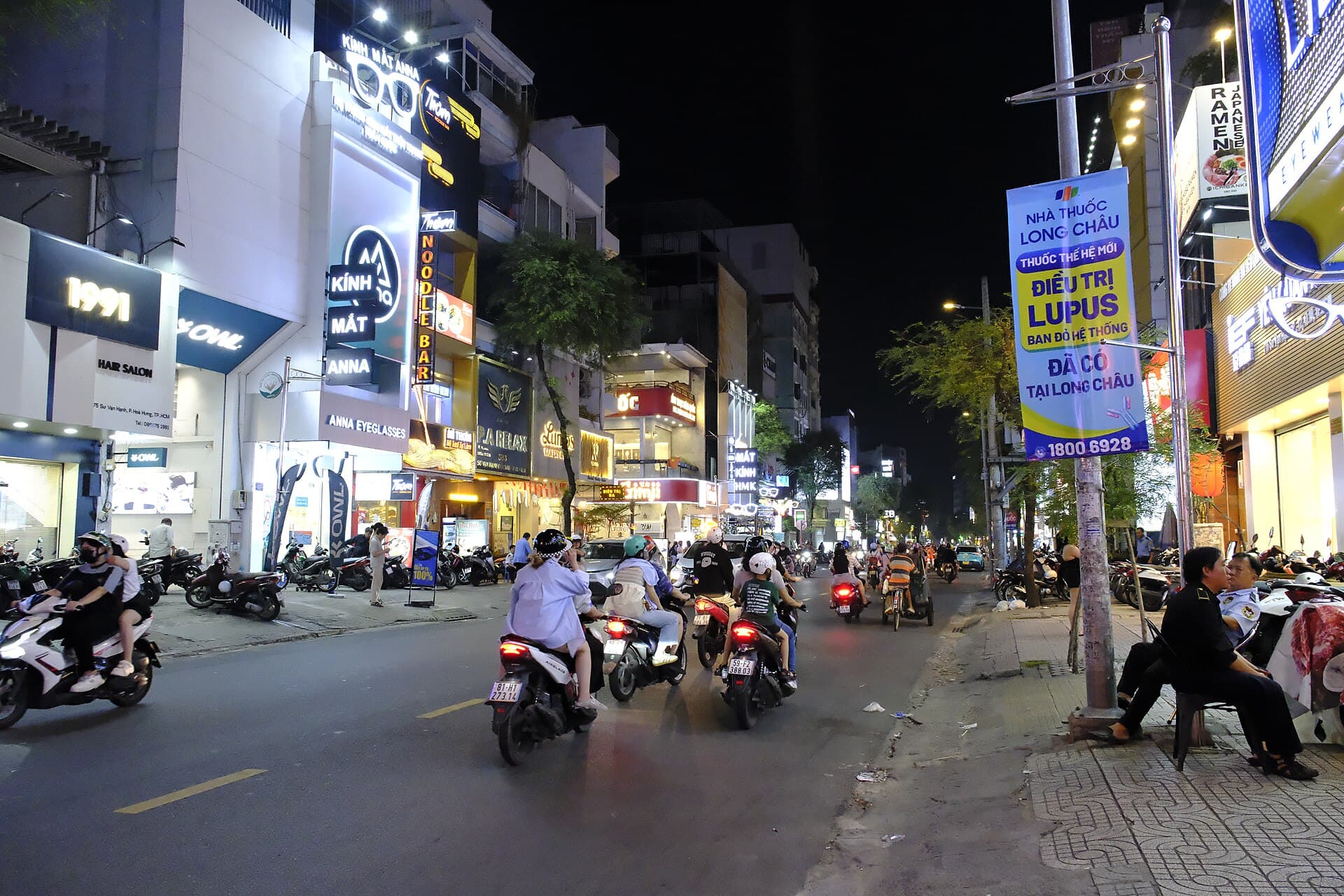 A segment of the "District 10 Health Street" on Sư Vạn Hạnh St. (2)
