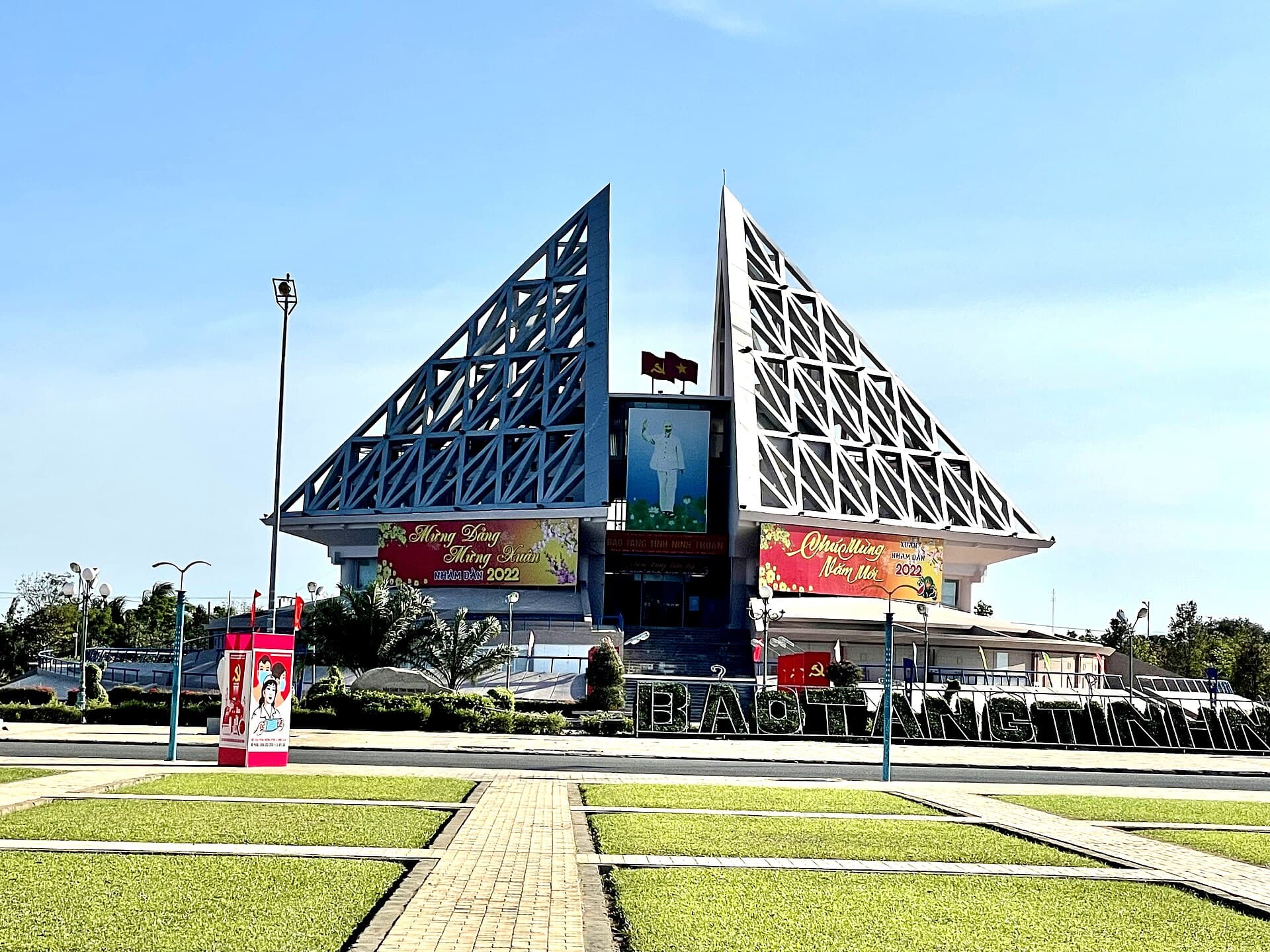 Bảo tàng Ninh Thuận, Quảng trường 16-4, Phan Rang