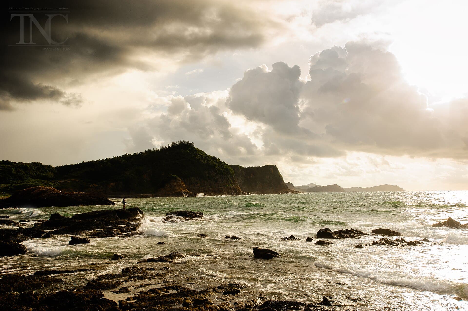 Alone front of Co To beach, Viet Nam (160620021)