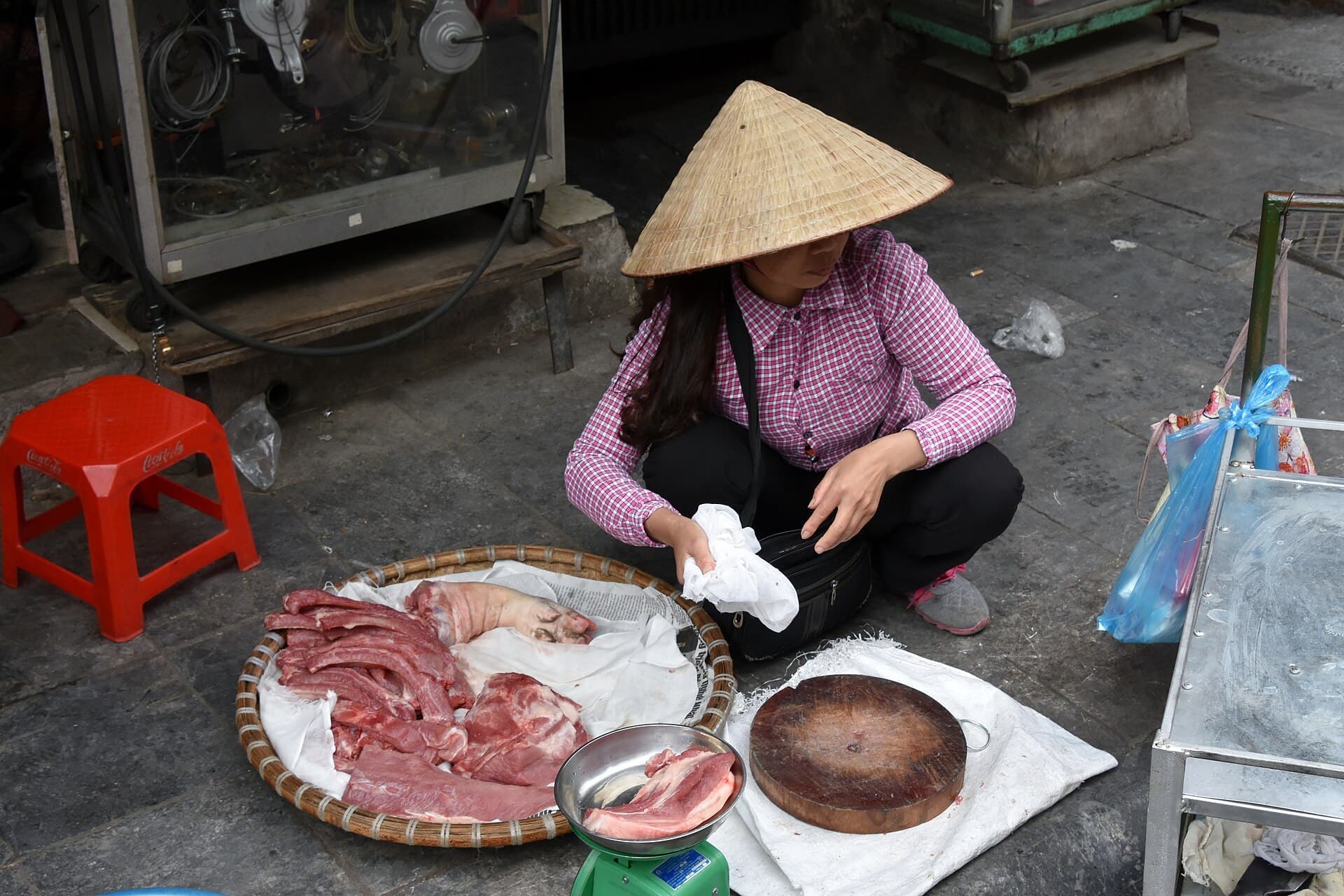 Old Quarter street scene, Hanoi (1) (38464672752)