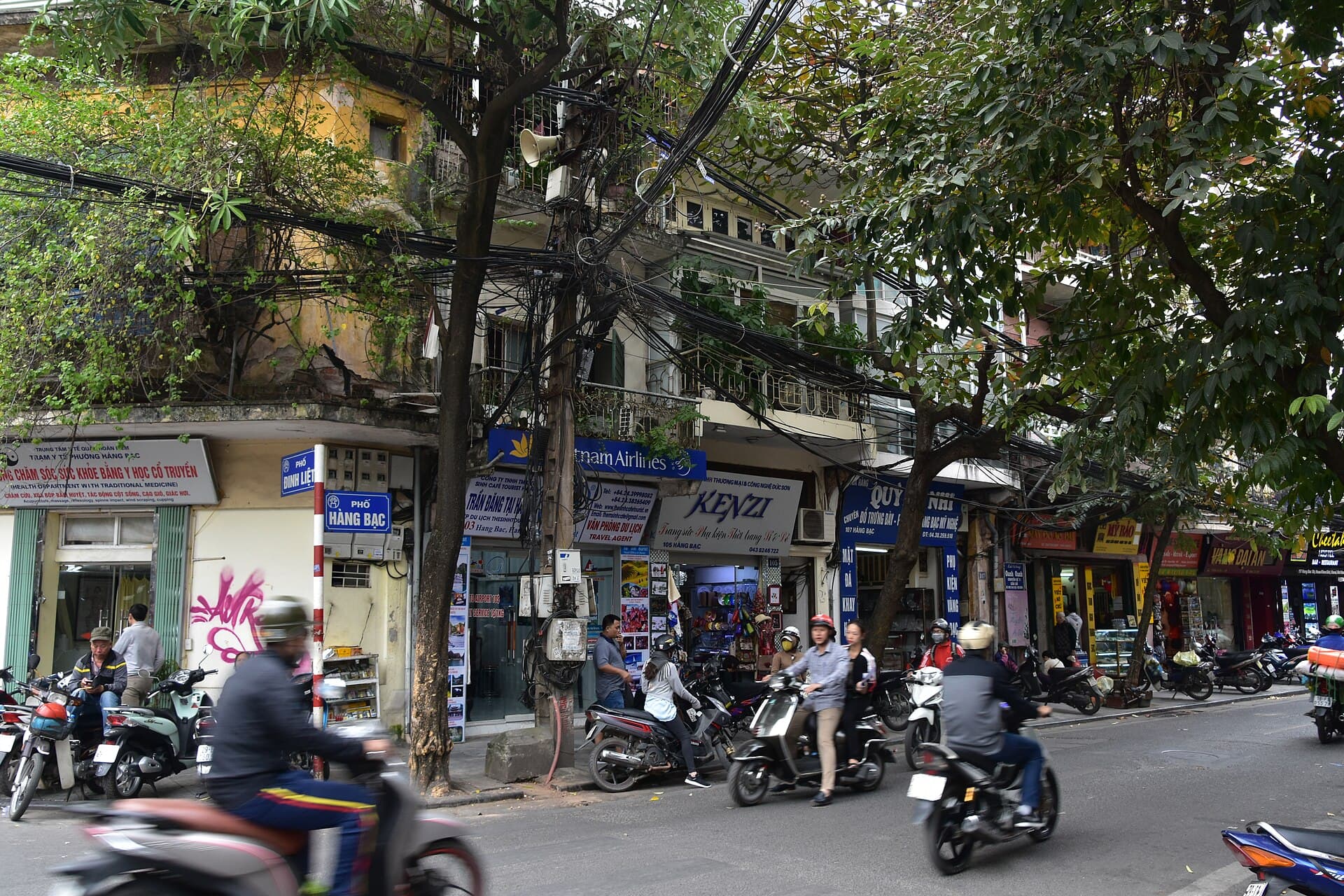 Old Quarter street scene, Hanoi (6) (38496778801)