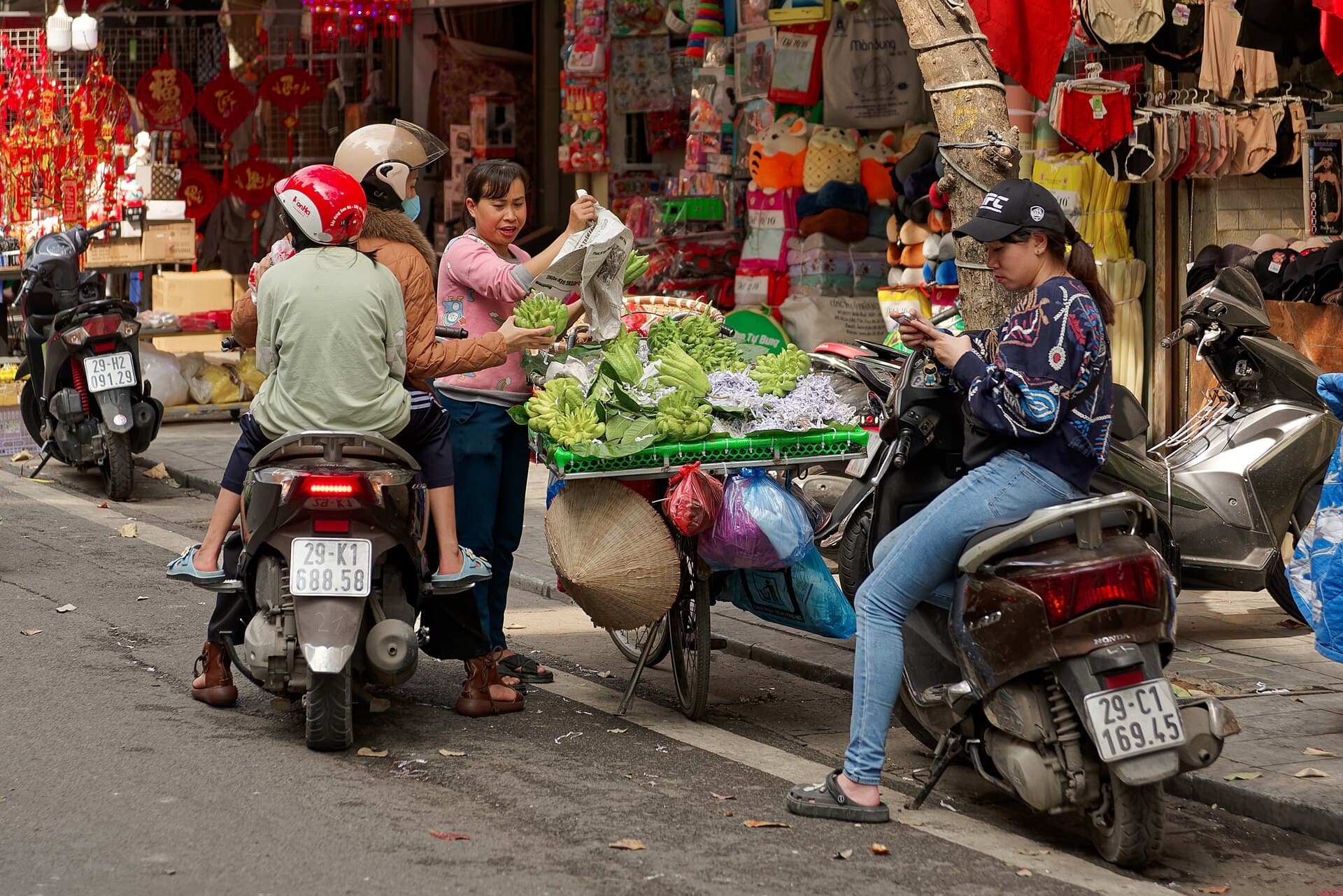 Street seller of fingered citrons in Old Town of Hanoi, 20240204 1335 5772