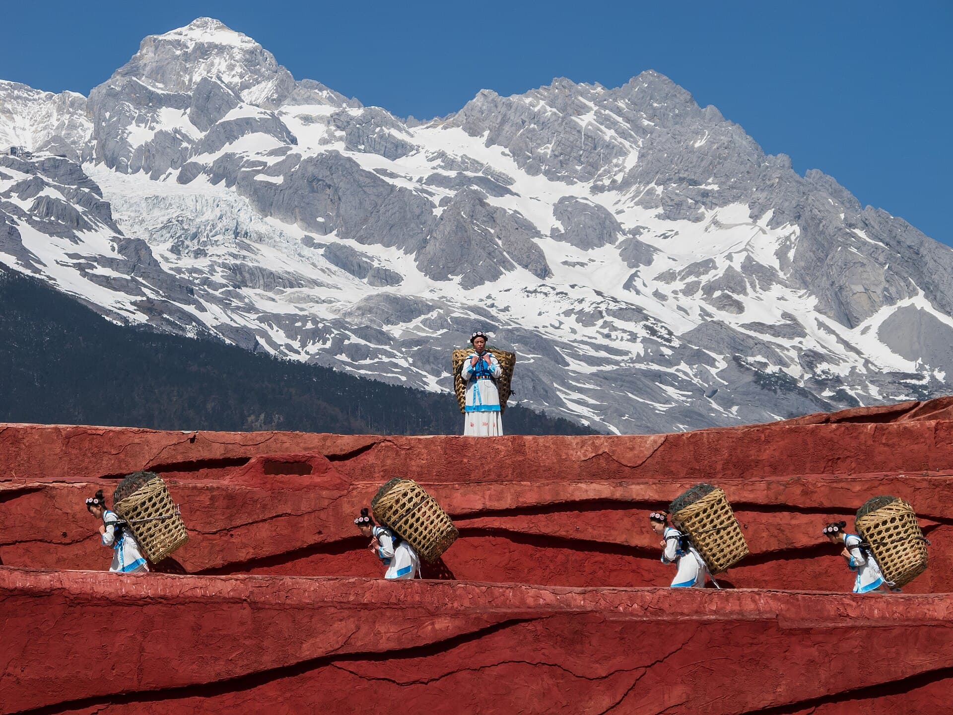 Lijiang Yunnan China-Naxi-people-carrying-baskets-01