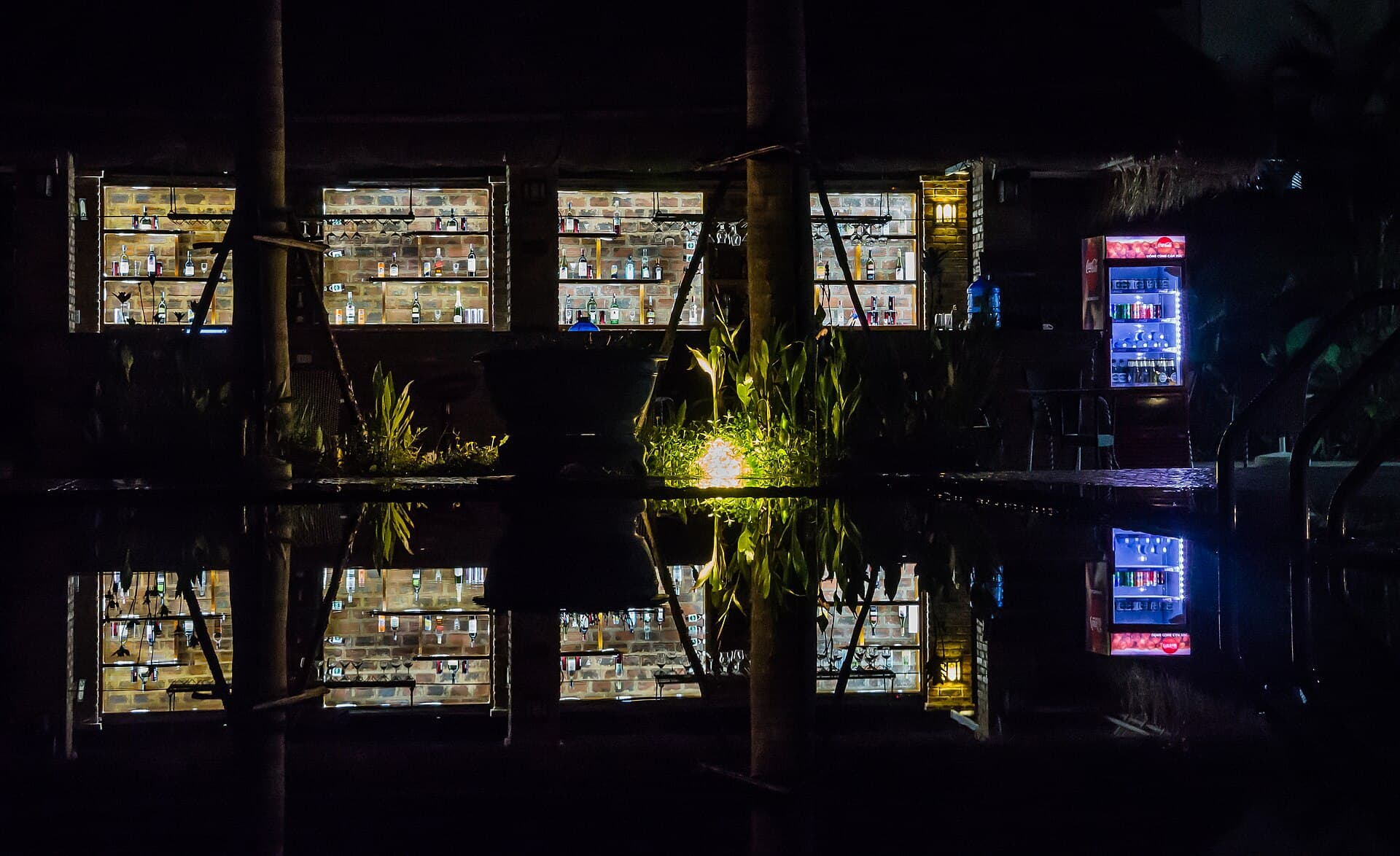 Bar y piscina del Hotel Heritage By Night, Phong Nha, Vietnam (40523001205)